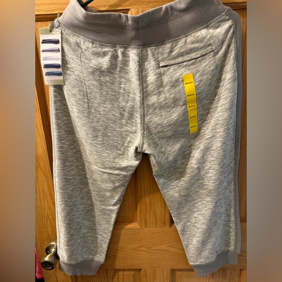 GreenTea Women’s Capri Sweats - Picture 2 of 3